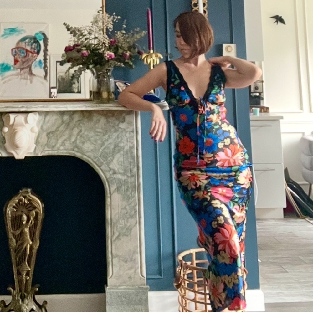 Vibrant Floral V-Neck Bodycon Dress